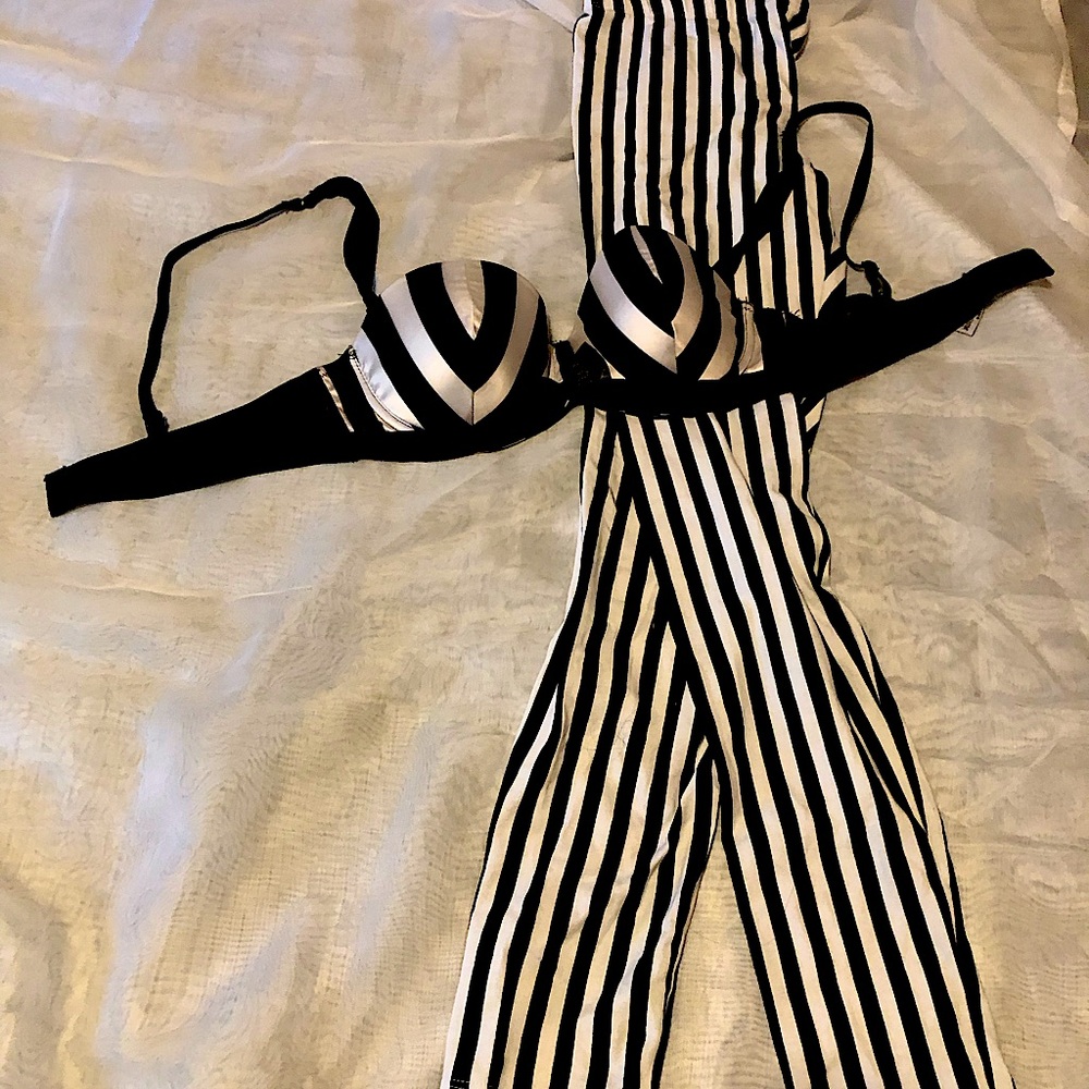 "Snazzy" bralette, cotton/spandex leggings. Black and white.leg pants 36B bra.